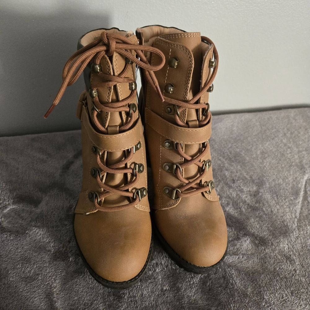 ANDIAMO Women's Tan and Brown Ankle Boots Sz 5.5 - Picture 3 of 6